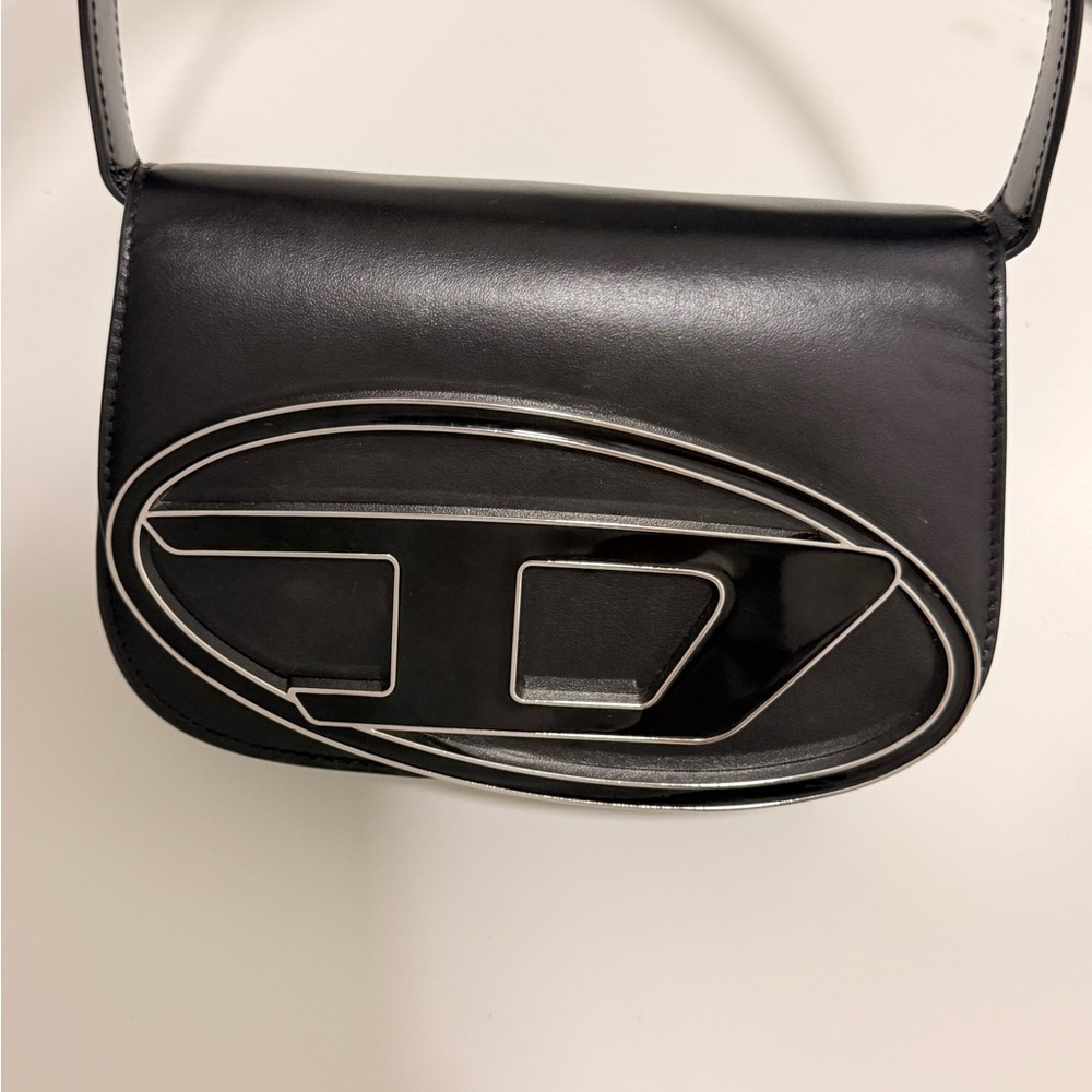 Sleek Black and Silver Crossbody Bag with Modern Design